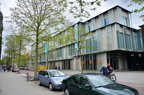 Rotterdam, Países Bajos - 9 de mayo de 2015: La gente visita el Museo Boijmans Van Beuningen en Rotterdam — Foto de Stock