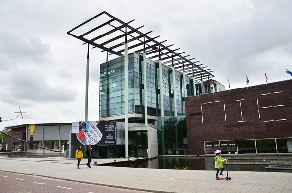 Rotterdam, Países Bajos - 9 de mayo de 2015: La gente visita el museo Het Nieuwe Institut — Foto de Stock