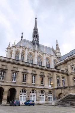 Sainte-Chapelle (Kutsal Şapel) Paris Cite adada