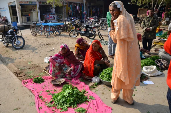 Jodhpur, India - 2 januari 2015: Indiska folket shopping på typiska gatan grönsaksmarknaden i Indien — Stockfoto