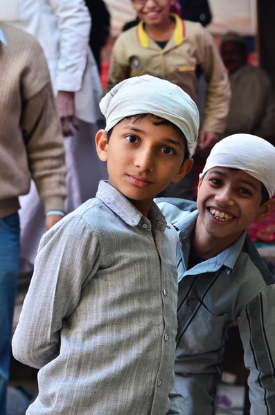 Jodhpur, Índia - 1 de janeiro de 2015: Retrato de uma criança indiana em uma aldeia em Jodhpur, Índia . — Fotografia de Stock