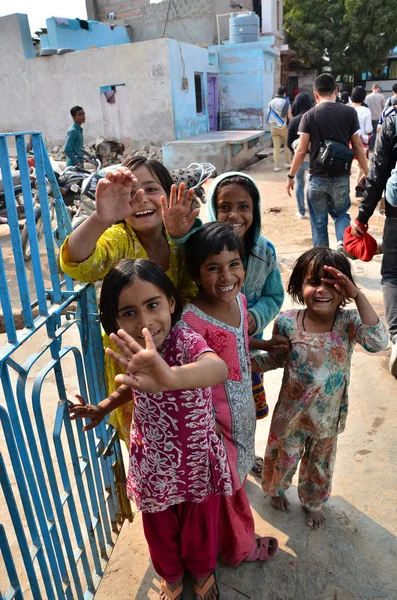 Jodhpur, Índia - 2 de janeiro de 2015: Retrato de crianças indianas em uma aldeia em Jodhpur, Índia . — Fotografia de Stock