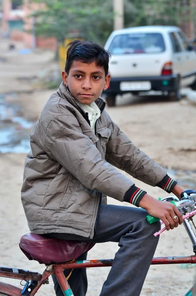 Jodhpur, Índia - 2 de janeiro de 2015: Retrato de uma criança indiana em uma aldeia em Jodhpur, Índia . — Fotografia de Stock