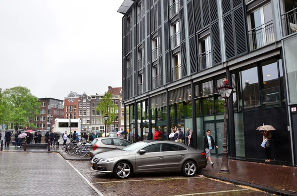 Ámsterdam, Países Bajos - 16 de mayo de 2015: Los turistas hacen cola para visitar el Museo de la Casa de Ana Frank — Foto de Stock