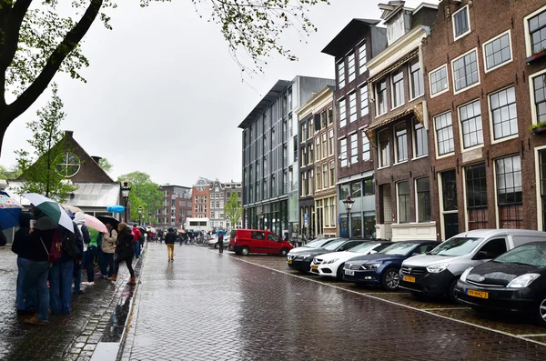 Amsterdã, Holanda - 16 de maio de 2015: Turistas fazendo fila na casa de Anne Frank e no museu do holocausto em Amsterdã — Fotografia de Stock