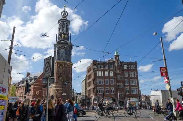 Amsterdam, Nederland - 8 mei 2015: Mensen op de Munttoren (Mint toren) Muntplein plein in Amsterdam — Stockfoto