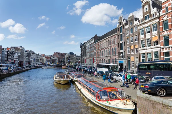 Amsterdam, Hollanda - 7 Mayıs 2015: Yolcu tekneleri kanal Turu Amsterdam şehir üzerinde — Stok fotoğraf