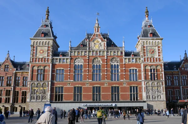 Ámsterdam, Países Bajos - 8 de mayo de 2015: Personas en la Estación Central de Tren de Ámsterdam — Foto de Stock