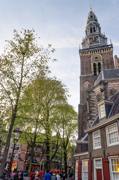 Amsterdam, Paesi Bassi - 8 maggio 2015: Turisti intorno alla Vecchia Chiesa (Oude Kerk) ad Amsterdam, Paesi Bassi . — Foto Stock