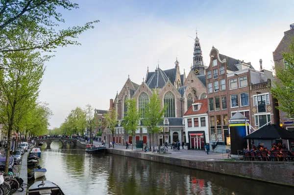 Old Church (Oude Kerk) en Amsterdam, Países Bajos. — Foto de Stock