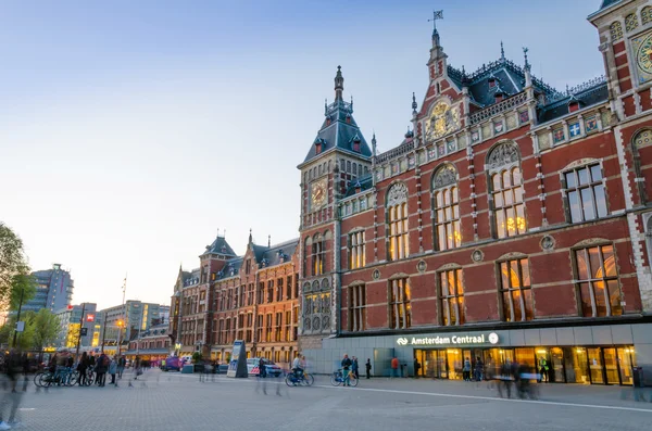 Amsterdam, Netherlands - May 8, 2015: People at Amsterdam Central Train Station — Stock Photo, Image