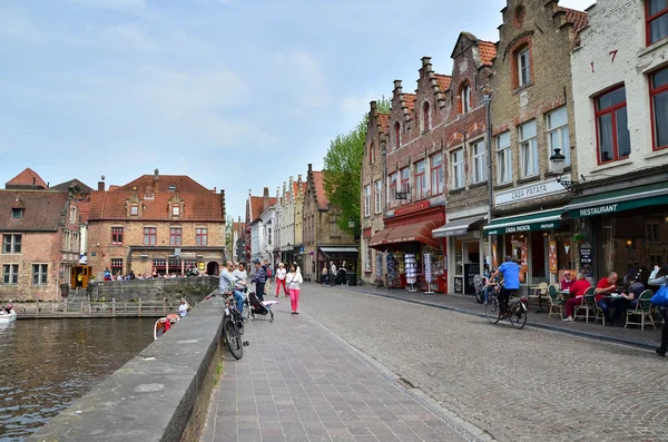 Brugge, België - 11 mei 2015: Toeristische bezoek Rozenhoedkaai in Brugge, België. — Stockfoto