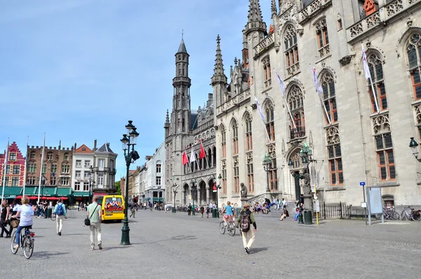 Brugge, België - 11 mei 2015: Toeristische op het plein van de Grote Markt in Brugge, België. — Stockfoto