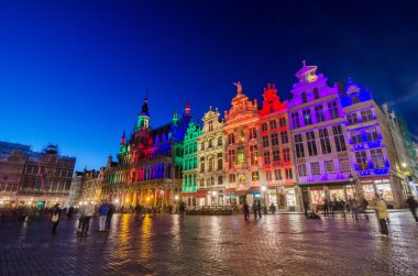 Brüksel'deki alacakaranlıkta renkli aydınlatma ile Grand Place