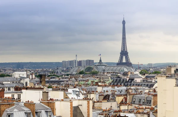 Eiffeltornet och Grand Palais, takåsarna i Paris — Stockfoto