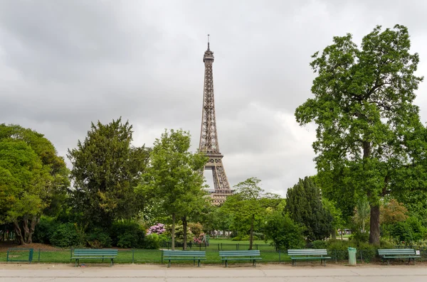 Torre Eiffel no Parque Champ de Mars — Fotografia de Stock