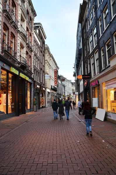 Amsterdã, Holanda - 7 de maio de 2015: pessoas não identificadas Compras em Kalverstraat, principal rua comercial de Amsterdã . — Fotografia de Stock