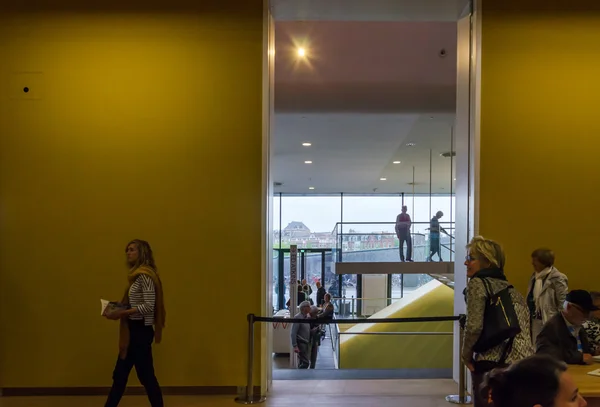 Amsterdã, Holanda - 6 de maio de 2015: as pessoas visitam Stedelijk Musem em Amsterdã — Fotografia de Stock