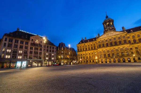 Amsterdam, Netherlands - May 7, 2015: Tourist visit Dam Square  with a view of the Royal Palace and Madame Tussaud wax museum in Amsterdam — Φωτογραφία Αρχείου