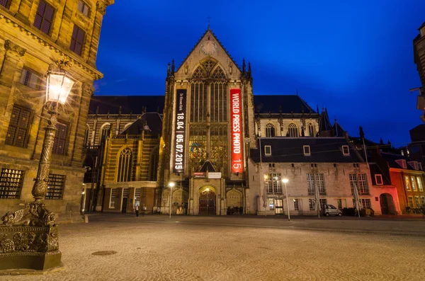 Amsterdam, Netherlands - May 7, 2015: Tourist visit Nieuwe Kerk in Dam Square, Amsterdam — Stockfoto