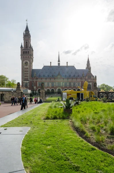 Гаага, Нидерланды - 8 мая 2015 г.: Репортеры во Дворце мира в Гааге — стоковое фото