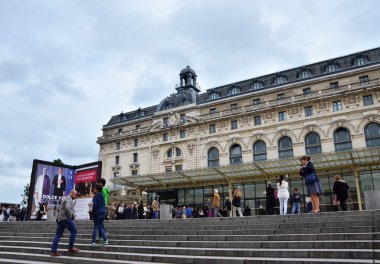 Paris, Fransa - 14 Mayıs 2015: Ana giriş, ziyaretçilere Orsay modern Sanat Müzesi Paris, Fransa.