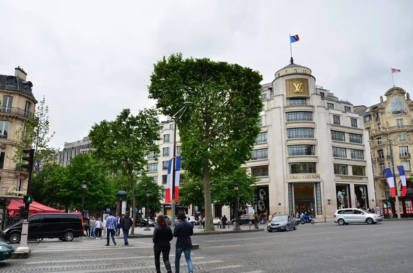 Paris, France - May 14, 2015: Tourists Shopping at Louis Vuitton store in Paris, France. — Stock Photo, Image