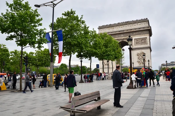 Parigi, Francia - 14 maggio 2015: Visita turistica dell'Arco di Trionfo dell'Etoile a Parigi . — Foto Stock