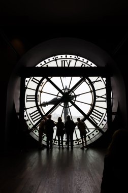 Paris, Fransa - 14 Mayıs 2015: D'Orsay Müzesi'nde Romen rakamları ile saat üzerinden seyir tanımlanamayan turist Silhouettes.