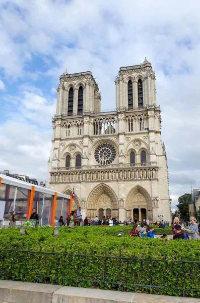 Paris, Frankrijk - 14 mei 2015: Toeristen een bezoek aan de kathedraal van Notre Dame in Parijs, Frankrijk. — Stockfoto