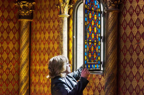 Paris, France - May 14, 2015: Tourist visit Sainte Chapelle (Holy Chapel) in Paris, France. — Stock Photo, Image