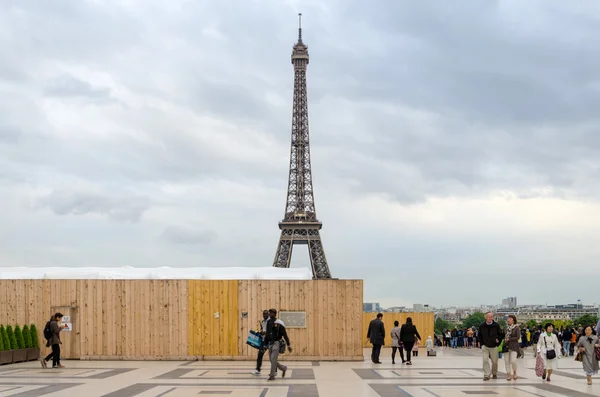 París, Francia - 15 de mayo de 2015: Visita turística Torre Eiffel Vista desde Esplanade du Trocadero — Foto de Stock