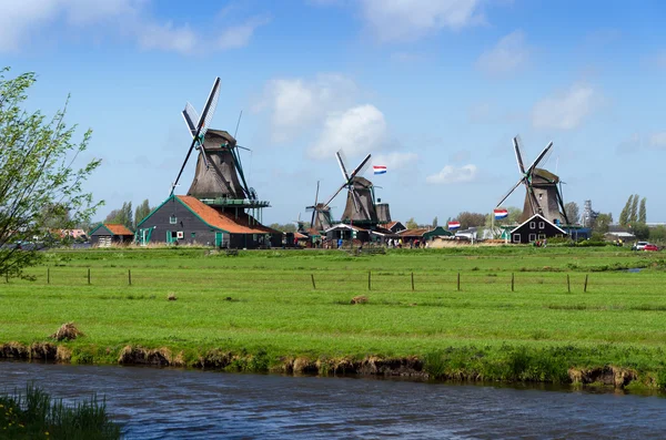 Toeristische bestemming, Wind-molens in Zaanse Schans — Stockfoto