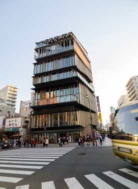 Tokyo, Japonya - 21 Kasım 2013: tanımlanamayan turistler asakusa Kültür Turizm Merkezi çevresinde