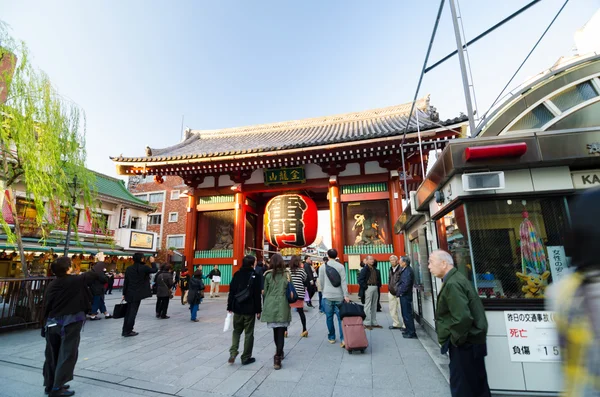 Tokyo, Japan - November 21, 2013: Tourists at the entrance of Se — Stock Photo, Image