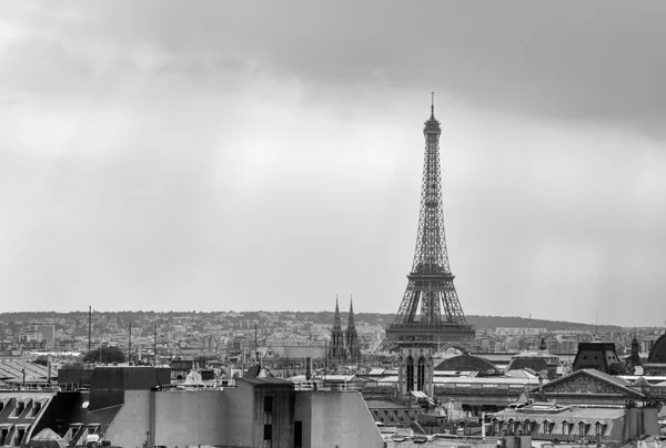 Eiffeltornet vid solnedgången i Paris — Stockfoto