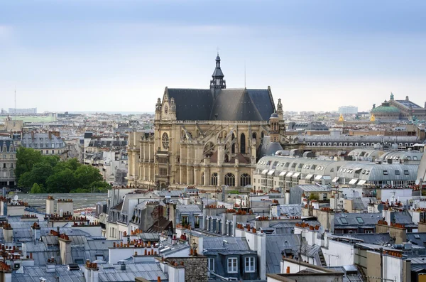 Iglesia de Saint-Germain l 'Auxerrois con el horizonte de París —  Fotos de Stock