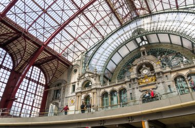 Antwerp, Belçika - 11 Mayıs 2015: Main hall Anvers merkez istasyonu insanlarda