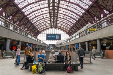 Antwerp, Belçika - 11 Mayıs 2015: Main hall Anvers merkez istasyonu insanlarda
