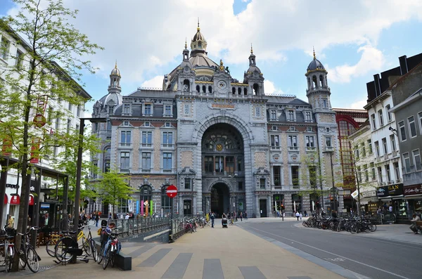 Antwerp, Belgium - May 11, 2015: Exterior of Antwerp main railway station — Stock Photo, Image