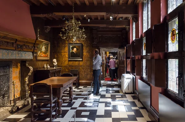 Antverpy, Belgie - 10 května 2015: turista navštívit rubenshuis (Rubensův dům) v Antverpách. — Stock fotografie