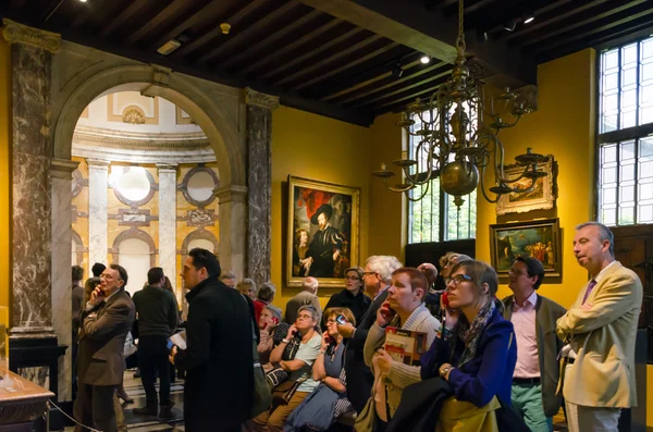 Antuérpia, Bélgica - 10 de maio de 2015: Visita turística Rubenshuis (Rubens House) em Antuérpia . — Fotografia de Stock