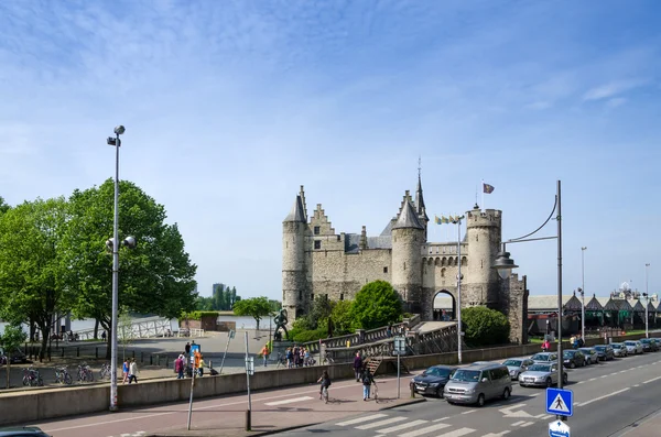 Antwerp, Belgium - May 11, 2015: People visit Steen Castle (Het steen) in Antwerp — Stockfoto