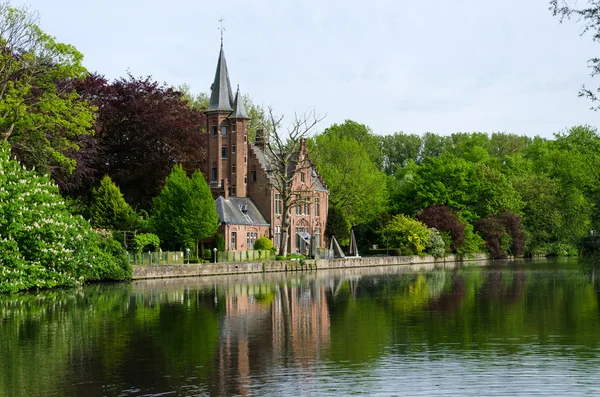 Flemish style castle reflecting in Minnewater lake in Bruges — Stock Photo, Image