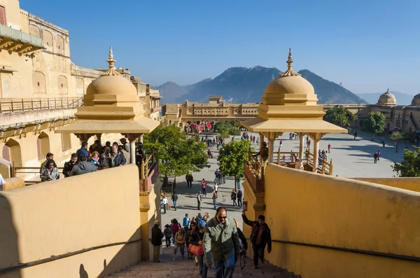 Jaipur, India - 29 Desember 2014: Wisatawan mengunjungi Amber Fort di Jaipur, Rajasthan, India — Stok Foto