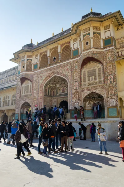 Jaipur, India - 29 de diciembre de 2014: Los turistas visitan el Fuerte Amber en Jaipur, Rajastán, India — Foto de Stock