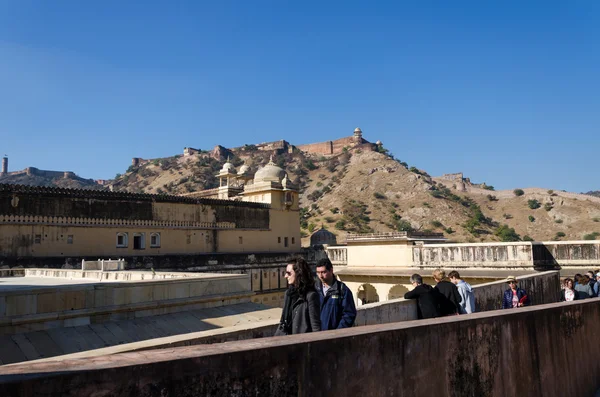 Jaipur, Inde - 29 décembre 2014 : Des touristes visitent le fort Amber près de Jaipur — Photo