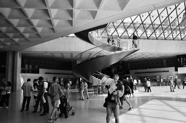 Paris, France - May 13, 2015: Tourists visit Interior of Louvre museum — Stock Photo, Image