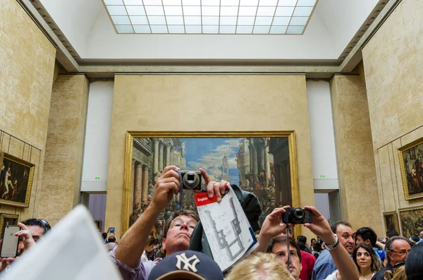 Paris, France - May 13, 2015: Visitors take photos of Leonardo DaVinci's "Mona Lisa" — Stock Photo, Image