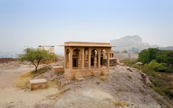 Jaswant Thada mausoleum with mehrangarh fort in Jodhpur — Stok fotoğraf